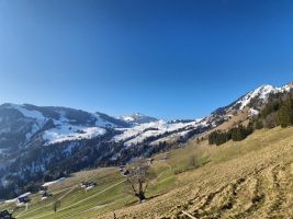 Links Wirzweli im Schatten; hinten Arvigrat