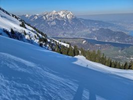 Rutschiger Pulverschnee auf harter Kruste