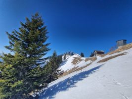 Drei Gebäude auf dem Gipfelgrat