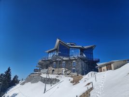 Sieht ein bisschen nach James Bond aus; es gibt aber auch viele deutlich wüstere Gipfelrestaurants