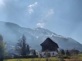 Der Blick aus der Ferne zeigt, wie steil der Gipfelhang ist