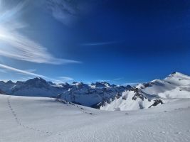 Schlieren und Uri Rotstock links; rechts Ruchstock und Chaiserstock in der Sonne
