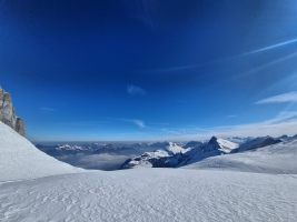 Mittig auf der Schulter die Bergstation der Luftseilbahn Niederbauen (nicht erkennbar)