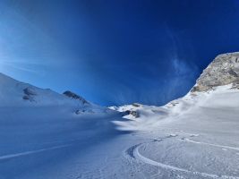 Rechts der perfekt vorgespurte Aufstieg