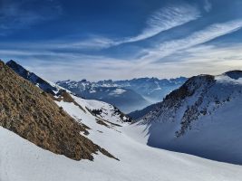 Blick zum Oberbauenstock links und auf den Rücken der Eggberge ennet der Reuss