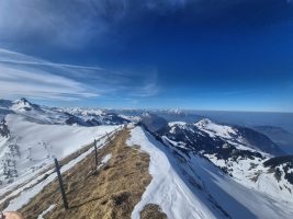Blick über den Gipfelgrat nach Westen