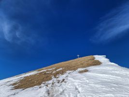 Rückblick zum Abstieg über den noch teilweise gefroren Hang