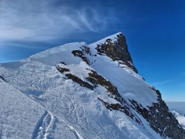 Imposanter Blick auf die Einfahrt. Es ist schon steil!