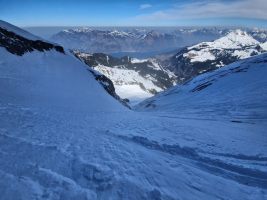 Unberührter Schnee nach Traverse über schlecht eingeschneites Geröll