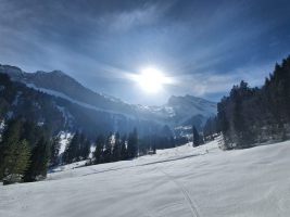 Links die Felsabstürze, welche das Färnital nach unten begrenzen