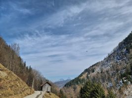 Im Hintergrund die Mythen, im Mittelgrund die Luftseilbahn Niederbauen