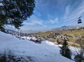 Noch der letzte Hang wartet mit Pulverschnee auf -- und rechts grüsst die Luftseilbahn Niederbauen