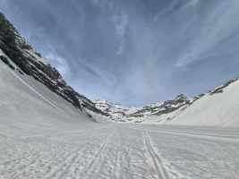 Der weite Lämmerenboden mit der unscheinbaren Schneekuppe des Wildstrubels dahinter und rechts dem felsigen Lenker Strubel