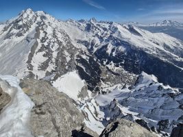 Imposanter Tiefblick vom Daubenhorn auf das 1500 m tiefer gelegene Leukerbad