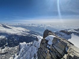 Walliser Prominenz von Monte Leone ganz aussen, dann Fletsch-, Laginhorn und Weissmies, gefolgt von Balfrin vor Mischabel, dann markant Nordend und Dufourspitze, überragt vom Weisshorn rechts davon, dann das spitze Zinalrothorn und das merkwürdig geformte Matterhorn mit dem breiten Dent d´Hérens daneben; rechts aussen schliesslich der Grand Combin