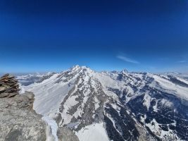 Links der Bildmitte Rinderhorn und dahinter versteckt Altels und Balmhorn, rechts davon im Hintergrund das Bietschorn und im Vordergrund rechts das Skigebiet Torrenthorn