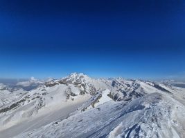 Etwas unscheinbar in der Bildmitte das Daubenhorn mit Gipfelhang