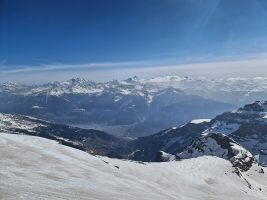 Tiefblick ins frühlingshafte Zentralwallis