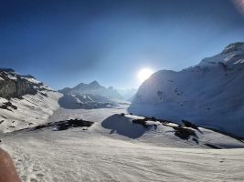 Der weite Lämmerenboden mit Gemmipass hinten und Rinderhorn links