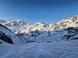 Rechts die enge Rinne des Hohbergtals; die Abfahrt sah wenig spassig aus