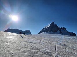 Alsbald wechselt die Schneeoberfläche wieder zum bekannten Saharastaubharschdeckel. Hinten die beiden Spannörter.