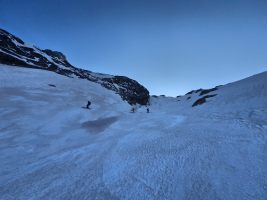 Steile, gutgriffige Abfahrt