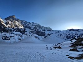Die nordseitigen Hänge sind den ganzen Tag über nicht aufgesulzt