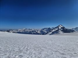 Glatt Firn mit Krönten dahinter