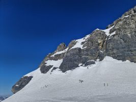Fussaufstieg auf den Gross Spannort derzeit ganz links aussen; zwei Bergsteiger sind auf dem Normalweg sichtbar.