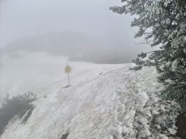 Nordwestseitig liegt noch letzter Schnee. [imgDir=S]