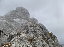 Kurz vor dieser Stelle war der steile, nordseitige Aufstieg heikel; deshalb kraxelte ich direkt auf der Gratkante hoch. Ab hier wiederum problemlos begehbar. [imgDir=ESE]