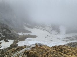 Zwei Wanderer nehmen den zentralen Abstieg durchs Gamskar [imgDir=SE]