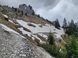 Auch südwestseitig liegt noch etas Schnee. [imgDir=SE]