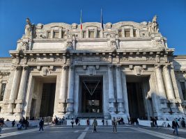 Inschrift: "Nel anno MCMXXXI dell´era di Cristo" und verblichen darunter: "Nel anno IX dell´era dei Fasci" -- Die Spuren der Vergangenheit werden nicht beseitigt, denn sie soll nicht vergessen werden.