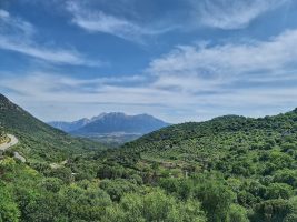 Erster Blick zum Supramonte: Punta Garabidda (1321, rechts) und Punta Orta Caminu (1331, links) im Vordergrund über Oliena, dahinter Punta Sos Nidos (1348)