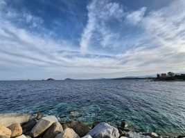 Die Mole besteht aus wunderbaren Granitfelsen.