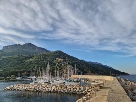 Beim Restaurant über dem Jachthafen liegt der Ausgangspunkt des Sentiero Blu.