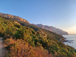 Blick voraus in Richtung Punta Giradil und Monte Ginnirco; dahinter das Unbekannte