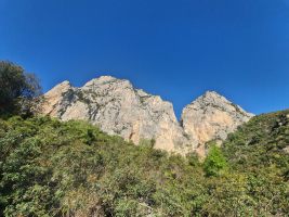 Erster Kontakt mit den hohen Steilabbrüchen des Supramonte gegens Meer hin