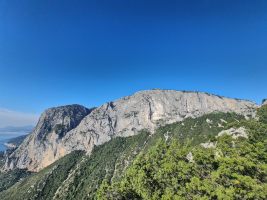 Die gegenüberliegende Talseite wird durch eine immense Felsflucht begrenzt.