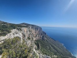 Vom Sattel vor der Punta Giradili verläuft der Weg ungefähr entlang der Abbruchkante. Das Meer liegt 800 Meter tiefer.