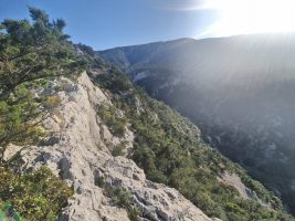 Die tief eingeschnitten Schlucht des Bacu Sunnuli wird weit hinten überwunden.