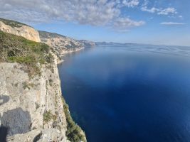 Cala Gonone hinter dem Golf von Orosei.