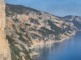 Nichts Genaues über den Weiterweg auszumachen vom Blick zur Cala Goloritzè.