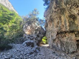 Felsentor im Zugang zur Cala Goloritzè