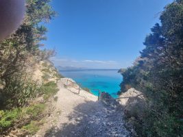 Und am Ende der Strasse steht ein Balkon über dem Meer.