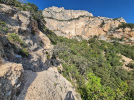 Ausgesetzte Traverse in die Schlucht