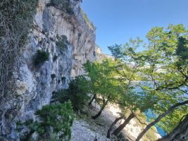 Weiterweg dem Wandfuss entlang