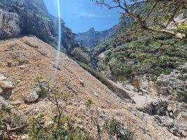 Portu Mudaloru; auf der gegenüberliegenden Seite geht es direkt über die Felsen hoch.