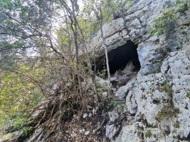 Tropfwasser und eindrückliche Tropfsteine in dieser Höhle